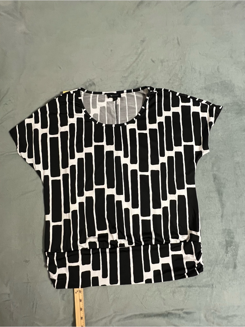 AB Studio Women's Black & White Geometric Short Sleeve Top